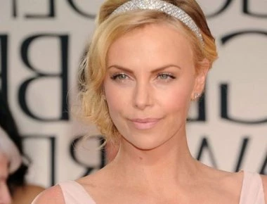 Αυτός είναι ο νέος μεγάλος έρωτας της Σαρλίζ Θερόν (φώτο)